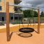 Attrezzatura da parco giochi Single Swing con seduta circolare a rete in una moderna area giochi all'aperto