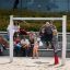 Bambini che giocano sulla Single Swing in un parco.