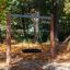 Single Swing in un parco giochi circondato da foglie autunnali
