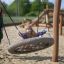 Bambino che si diverte sulla Single Swing in un parco giochi.