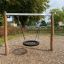Single Swing in un parco giochi con strutture in legno e seduta in gomma