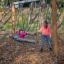 Bambini che giocano sulla Single Swing in un parco autunnale.
