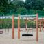 Altalena Singola - struttura in legno per parco giochi con varie altalene su superficie sabbiosa
