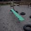 Balance tavola per bambini nel parco giochi con ghiaia e ostacoli di pneumatici.