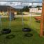 Double swing realizzato con pneumatici in un parco giochi.