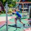 Bambini che giocano su attrezzature da gioco Starfish steel structure