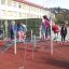 Bambini che giocano sull'attrezzatura da parco giochi Starfish steel structure.