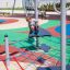 Bambino che si arrampica su attrezzature da gioco Starfish steel structure