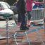 Bambini che giocano sull'attrezzatura da parco giochi Starfish steel structure.