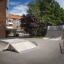 Quarter-Pipe alta e altre rampe da skateboard in una zona residenziale.