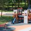 Attrezzatura da gioco Spinner I con bambini che giocano su una piattaforma rotante circolare