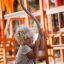 Bambino che gioca sulle attrezzature da parco giochi Spinner I.
