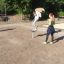 Bambino che gioca sulle attrezzature da parco giochi Spinner I all'aperto.