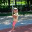 Attrezzatura da gioco Spinner I con un bambino che gioca all'aperto