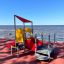 All Accessible Mars Playground struttura ludica inclusiva rossa e gialla in riva al mare