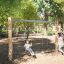 Nature Swing Eco in un parco giochi nel bosco progettato per bambini.