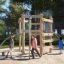 Bambini che giocano su attrezzature da parco giochi in legno Sherwood Eco.