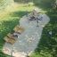 Bambini che giocano sulle attrezzature da parco giochi Tambora Eco in un contesto di parco.
