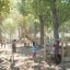 Bambini che giocano sul set da gioco Captainâ€™s Bridge Eco in un parco.