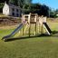 Alstad Eco set da gioco in legno con scivolo ed elementi di arrampicata sull'erba verde
