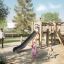 Set da gioco Alstad Eco con bambini che giocano e genitori che guardano in un parco