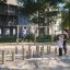 Bambini che giocano sull'attrezzatura da parco giochi Ural Eco in una soleggiata zona residenziale.