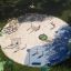Parco giochi con sabbiera all'aperto con strutture da arrampicata, altalene e bambini che giocano, Ural Eco.