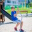 Ragazzo che gioca su Spinner II al parco giochi.