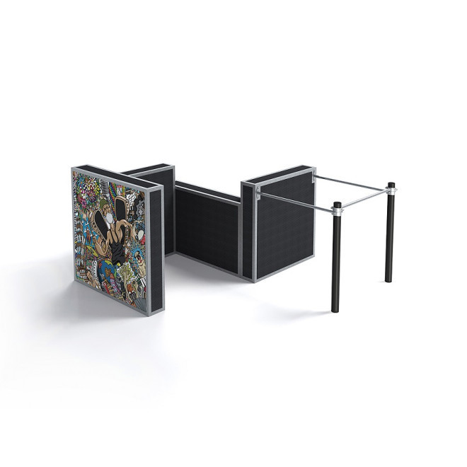 Small parkour set II con opere grafiche graffiti, con pareti nere e barre metalliche per l'allenamento.