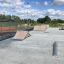 Skatepark con Spine-Ramp e altri elementi per lo skateboard.