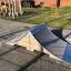 Piattaforma per rampe da esterno per Spine- Ramp posizionata in un parco giochi.