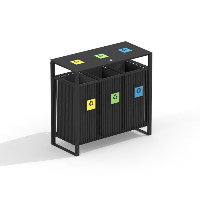 Black recycling bin con tre scomparti separati per la raccolta dei rifiuti nel parco giochi.