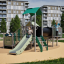 Fortress with a slide attrezzatura da gioco con bambini che giocano all'aperto in una zona residenziale