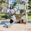 Box "Breeze" with a slide struttura da arrampicata per parco giochi in un parco all'aperto