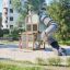 Box "Breeze" with a slide attrezzatura da parco giochi in un parco all'aperto con bambini che giocano