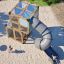 Box "Breeze" with a slide struttura da parco giochi su superficie sabbiosa con bambini che giocano
