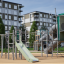 Alpha Centauri struttura da gioco con scivolo ed elementi da arrampicata in un moderno parco urbano.