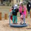 Bambini che giocano sull'attrezzatura da parco giochi Bee.