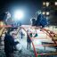 Bambini che giocano su Cross Climber steel structure in un parco giochi di notte.