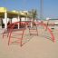 Cross Climber steel structure su un parco giochi sabbioso.