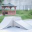 Rampa da skate in un parco accanto a un gazebo in legno.