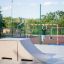 Bambini che giocano sulle attrezzature da parco giochi Combination 6 in un'area sportiva.