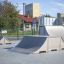 Rampe da skate park, inclusa la rampa Combination 16, in un ambiente urbano all'aperto.