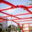 Cross Climber steel structure in un parco giochi con barre rosse