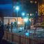 Cross Climber steel structure in un parco giochi illuminato di notte