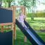 Bambino che gioca sullo scivolo della struttura da gioco Little Jungle Nature in un parco