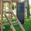 Attrezzature da parco giochi in legno Climbing Kiosk Nature con rete da arrampicata e scala per bambini in un giar