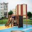 Bambini che giocano su un set da parco giochi Climbing Kiosk Nature in un'area urbana.