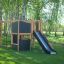 Struttura da parco giochi Climbing Kiosk Nature con scivolo ed elementi da arrampicata in un parco.