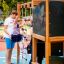 Bambini che giocano sulle attrezzature da parco giochi Climbing Kiosk Nature.